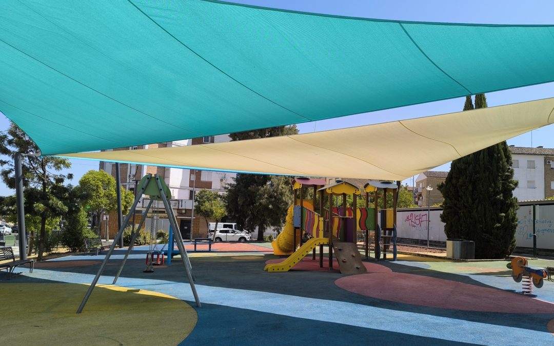 El en toldado de ocho parques infantiles de distintas zonas de Linares se encuentra ya en fase de ejecución