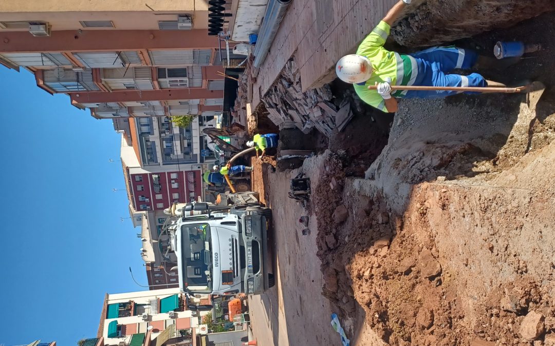 Linaqua trabaja desde el pasado jueves en solucionar una avería en la red general de abastecimiento